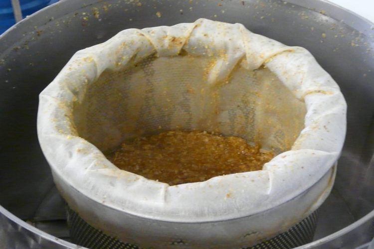 Extraction du miel après le travail des abeilles www.mielapimelli.com